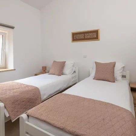 2 Bedroom Beautiful In Holiday home