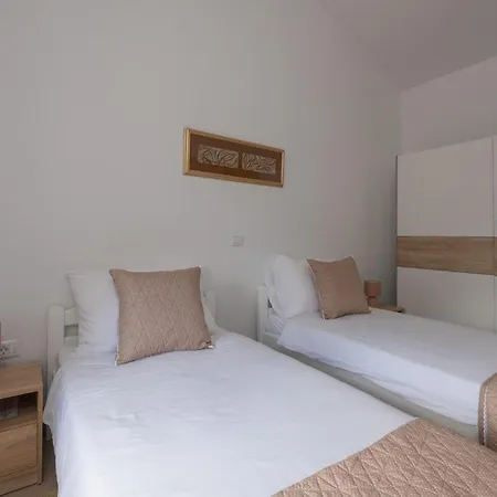 2 Bedroom Beautiful In Holiday home *