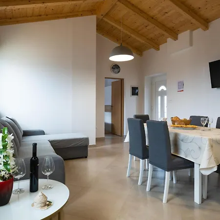 2 Bedroom Beautiful In Holiday home Orihi